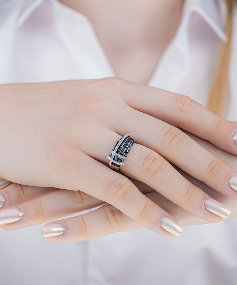 Hopeasormus spinelleillä ja zirkoneilla