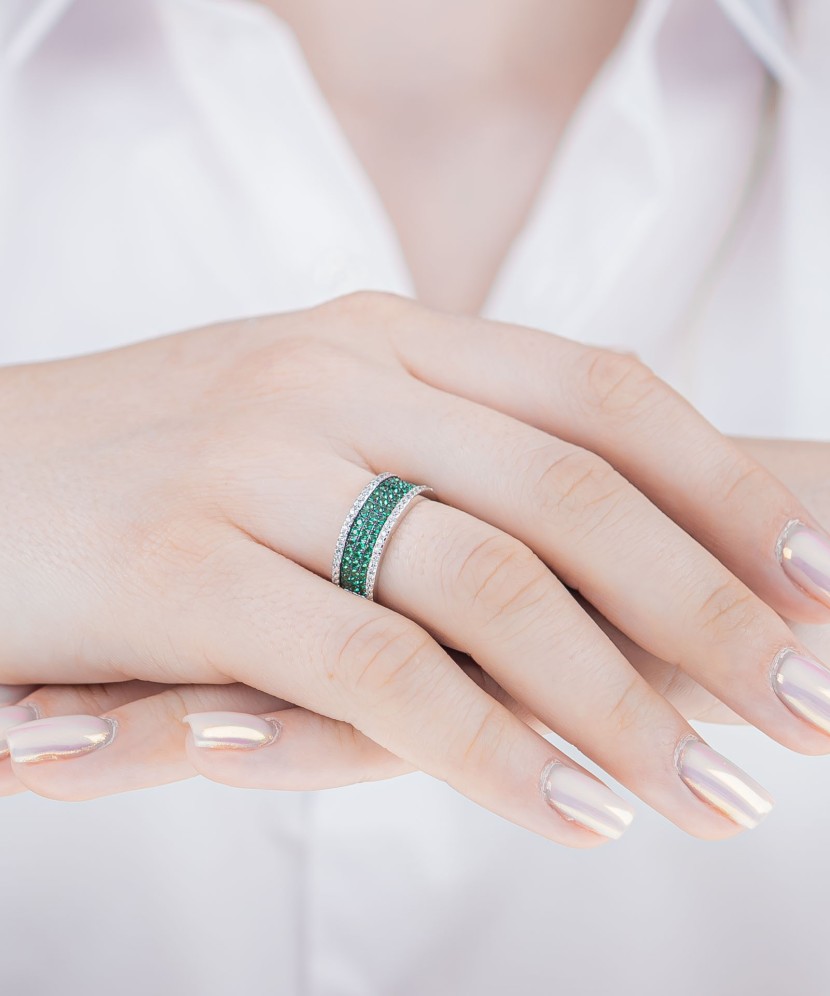 Hopeasormus spinelleillä ja zirkoneilla