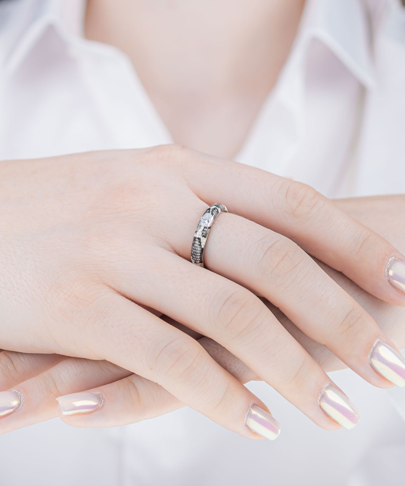 Hopeasormus emalilla ja zirkoneilla