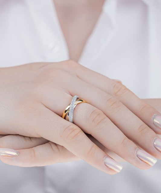 Kullattu Hopeasormus zirkoneilla