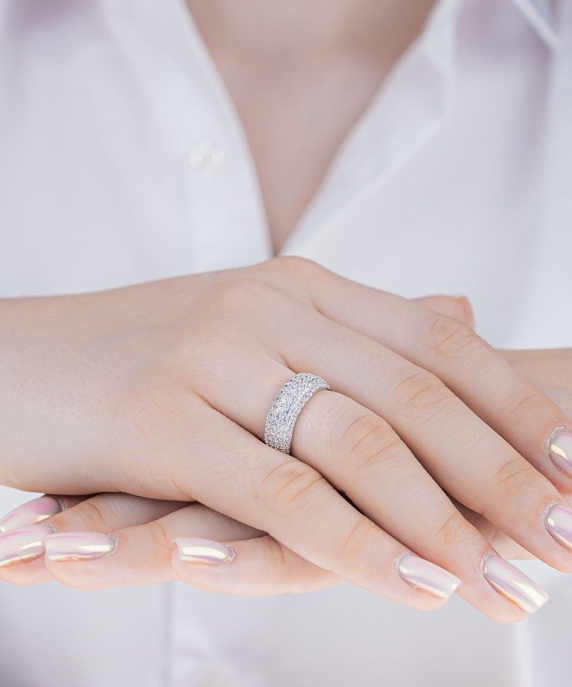 Sterling silver ring with zirconium