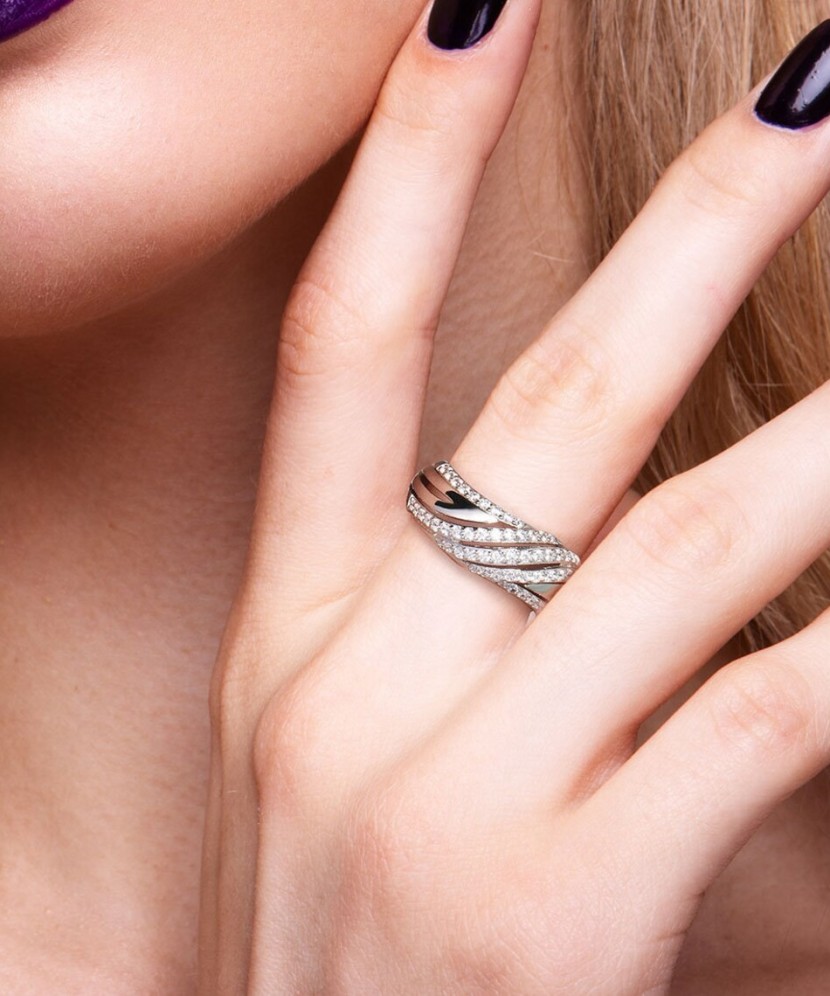 Sterling silver ring with zirconium