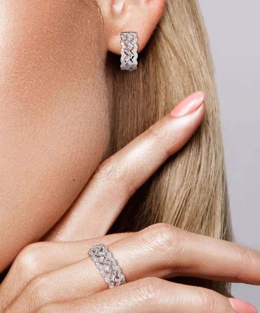 Sterling silver ring with zirconium