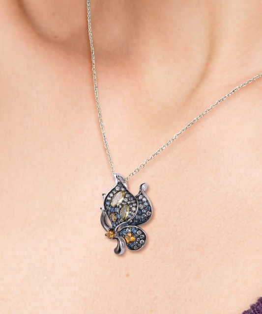 Hopea riipus spinelleillä ja zirkoneilla "Perhonen"