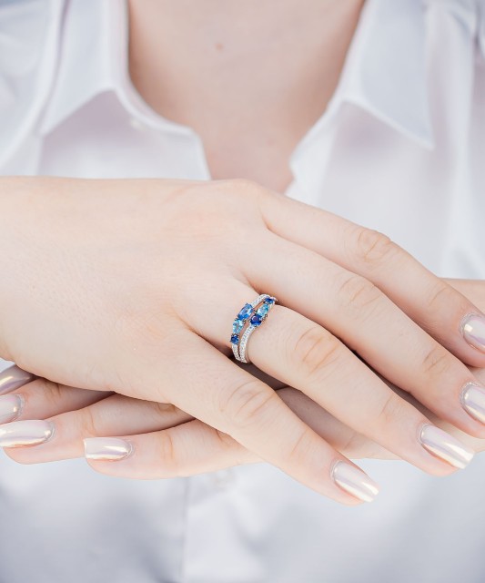 Sterling silver ring with zirconium