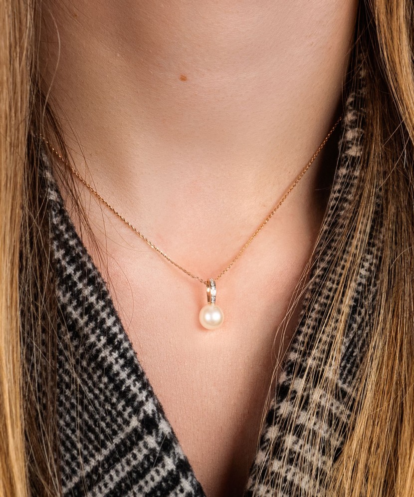 Gold pendant with diamonds and pearls