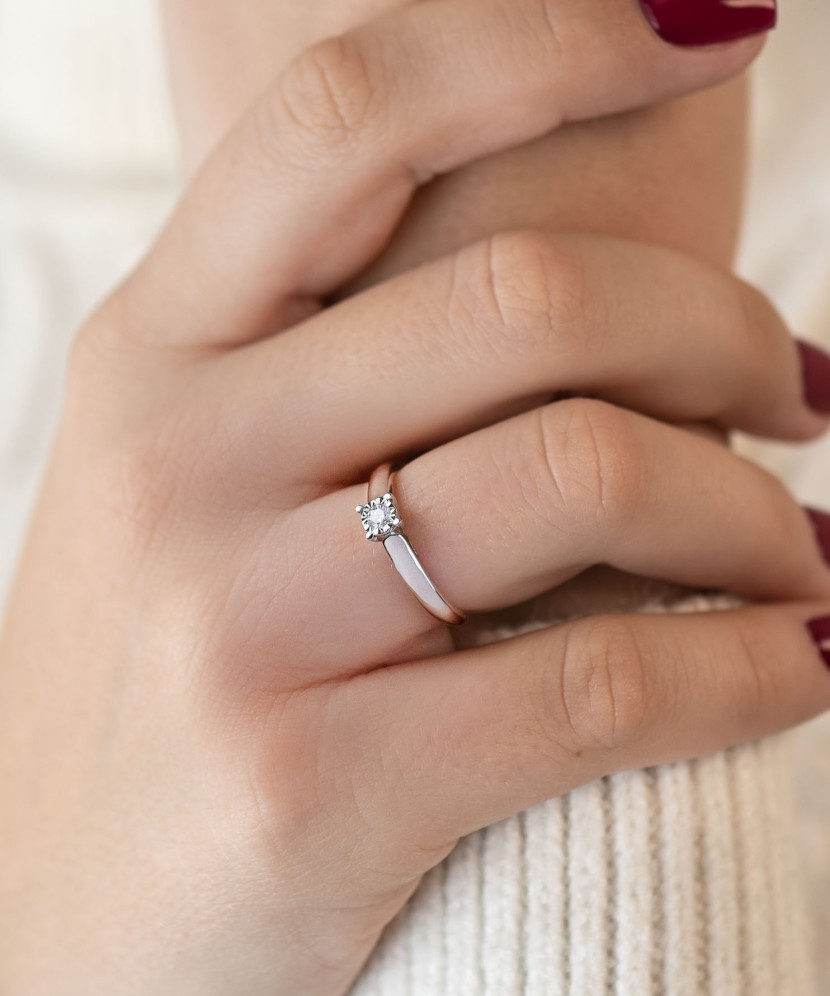 White Gold ring with diamond