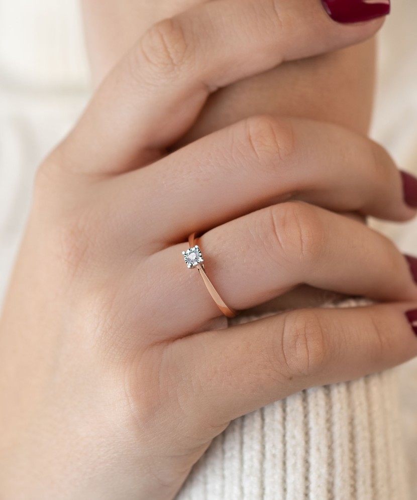 Gold ring with diamond