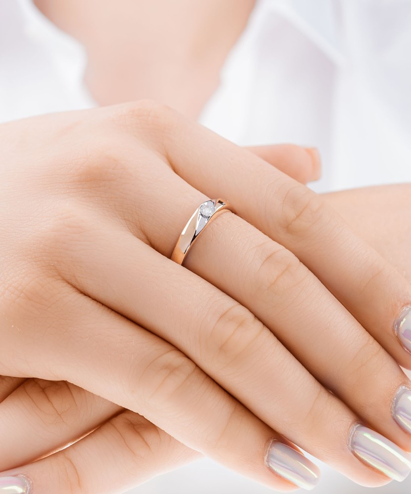 Gold ring with diamond