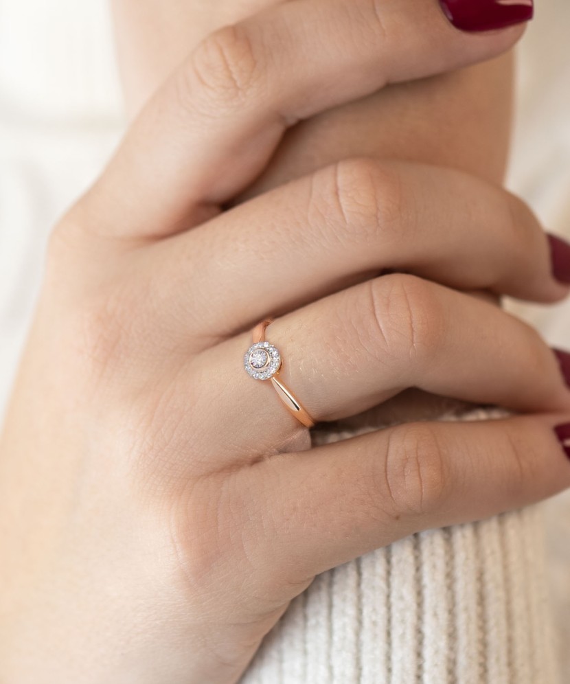 Gold ring with diamonds