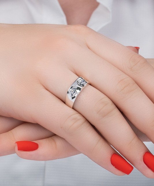 Hopeasormus zirkoneilla