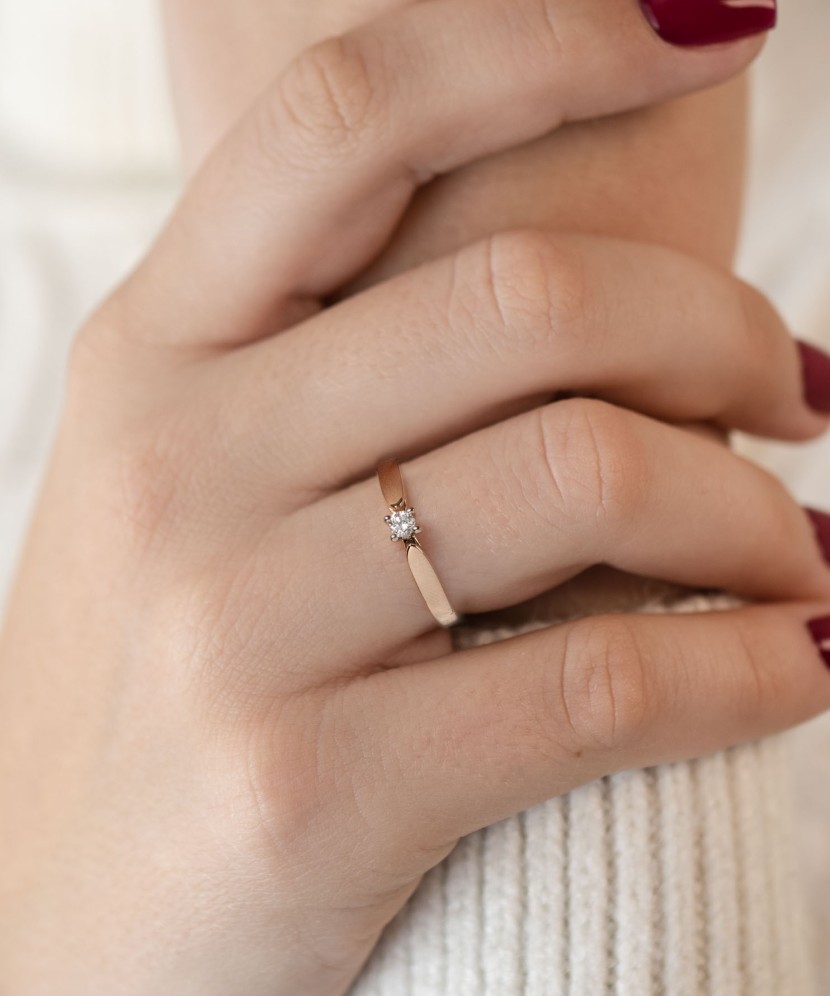 Gold ring with diamond