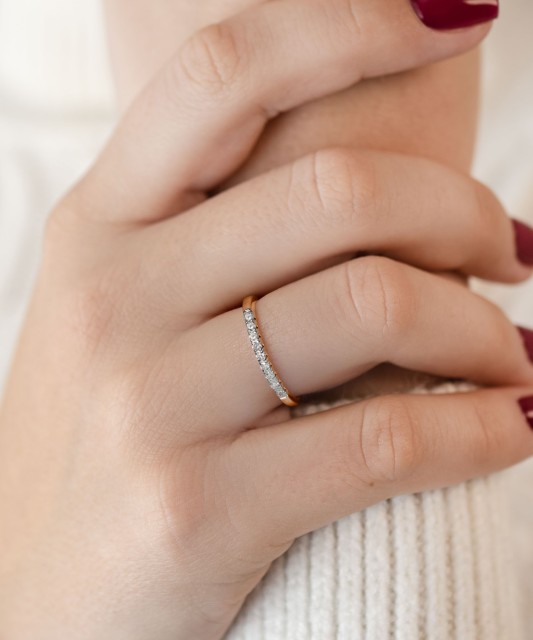 Gold ring with diamonds