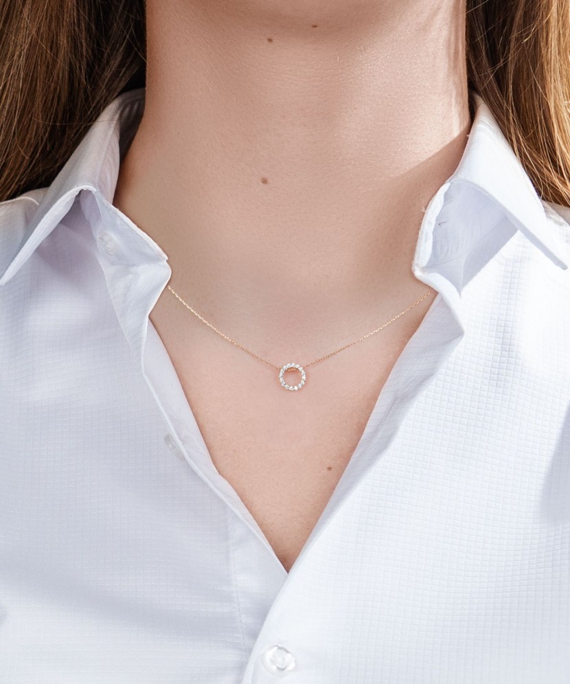 Gold chain with zirconium pendant