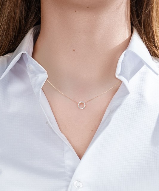 Gold chain with zirconium pendant