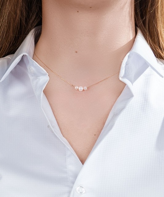 Gold chain with pearls