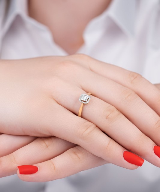 Gold ring with diamonds