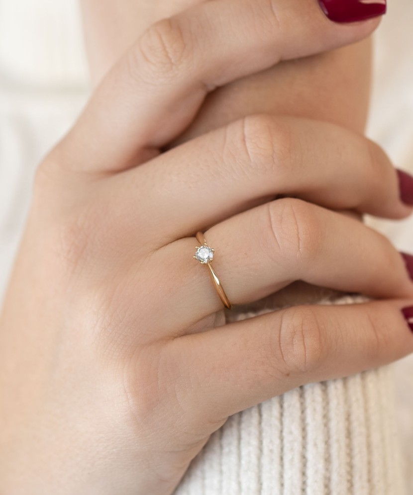 Gold ring with zirconium