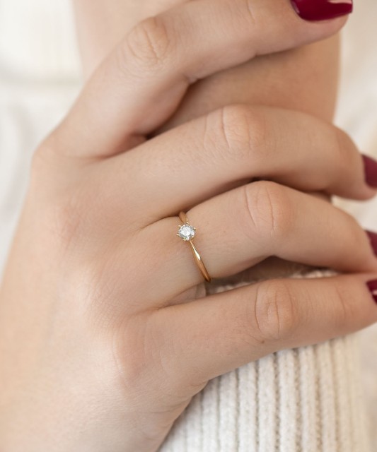 Gold ring with zirconium