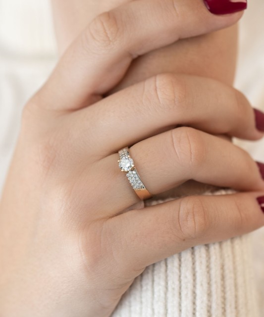 Gold ring with zircons