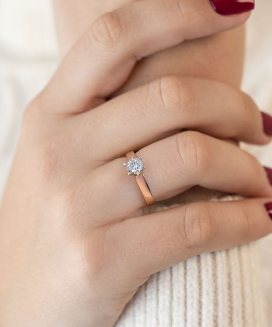 Gold ring with zirconium