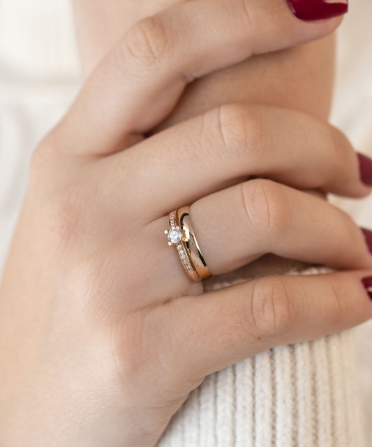 Gold ring with zircons