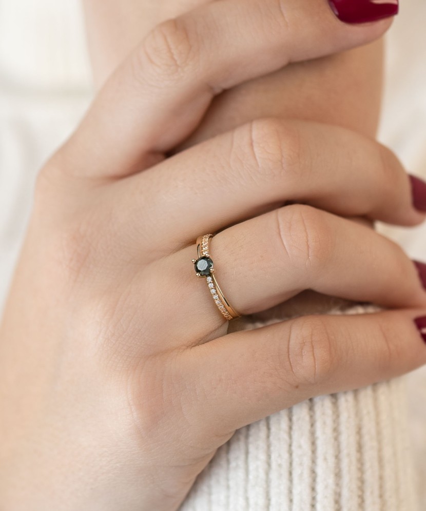 Gold ring with zircons