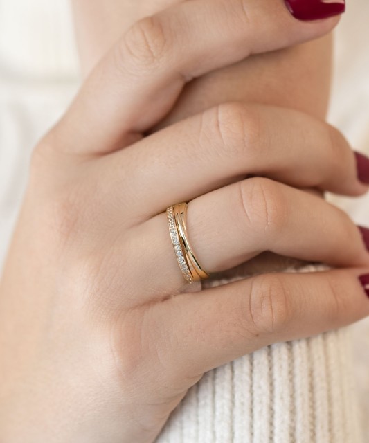 Gold ring with zircons