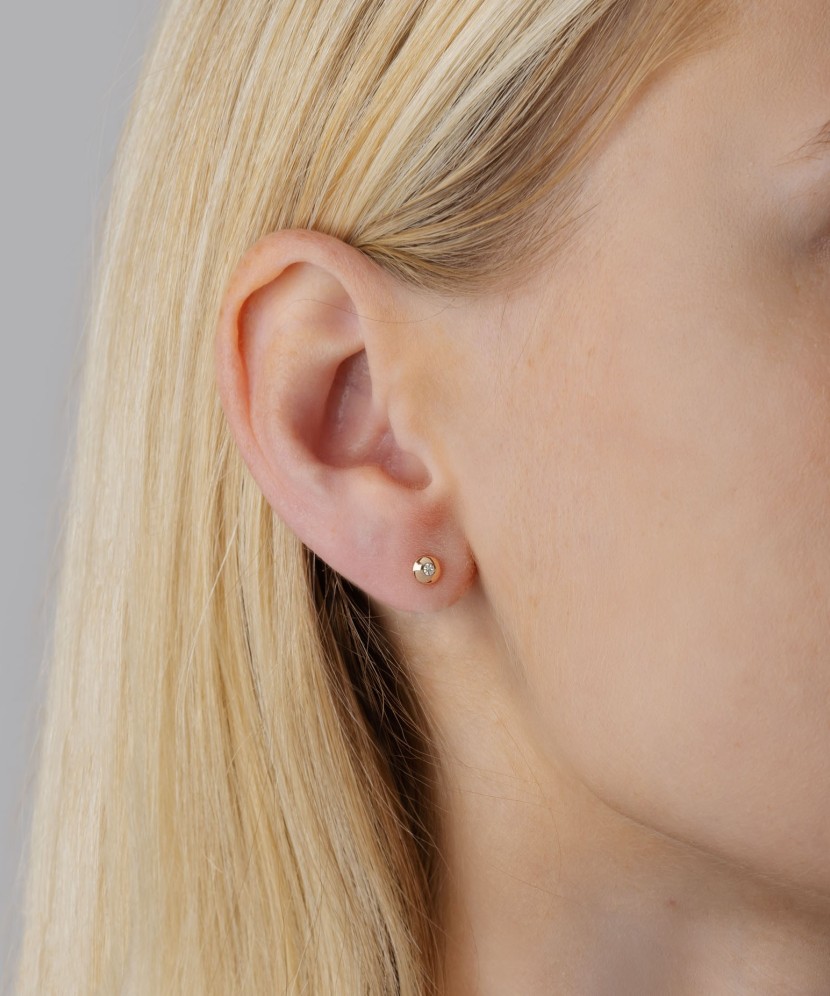 Gold earrings with zircons