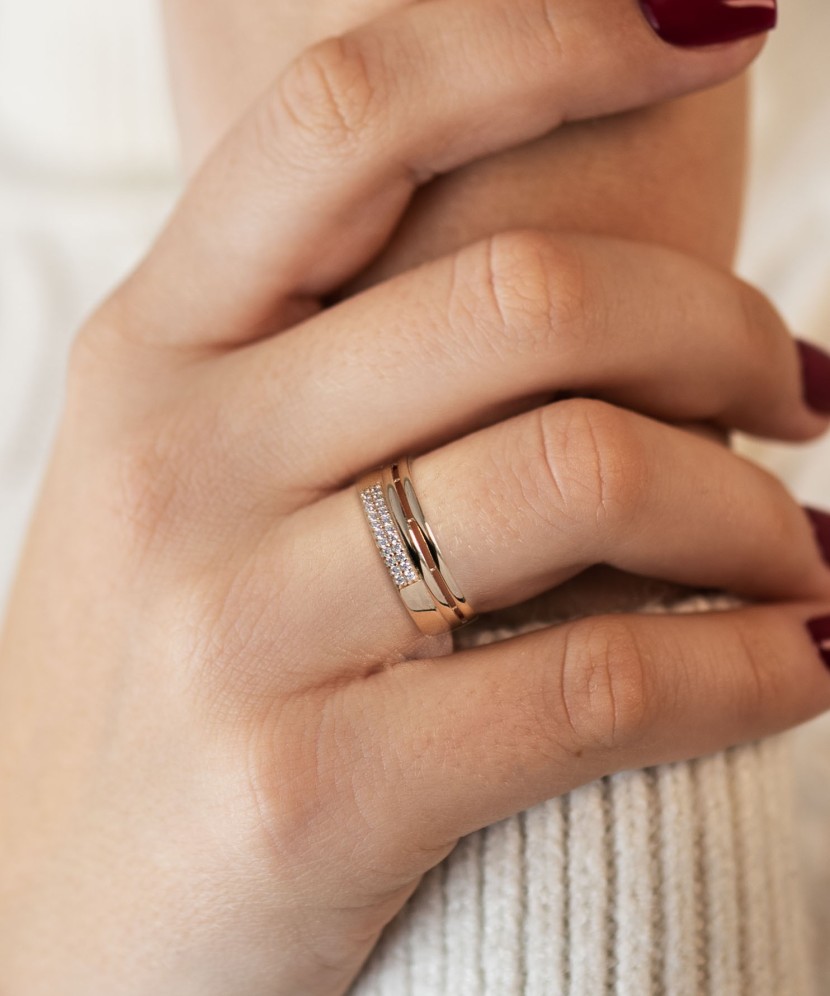 Gold ring with zircons
