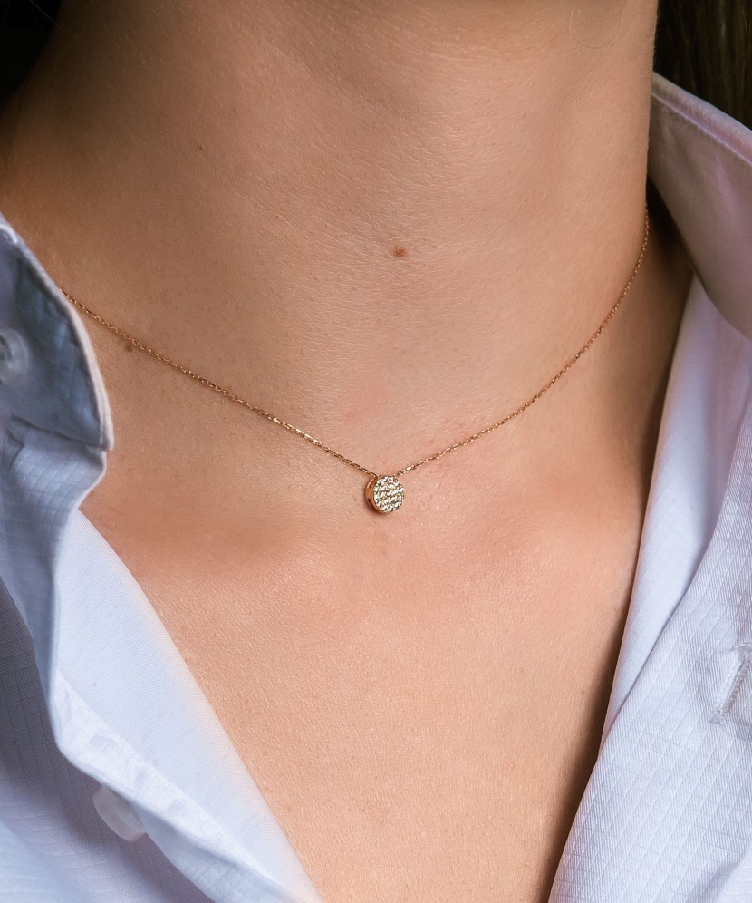 Gold chain with zirconium pendant