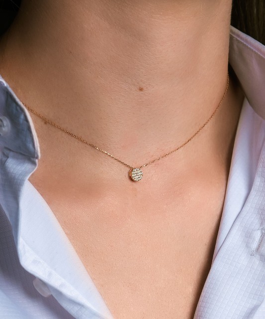 Gold chain with zirconium pendant