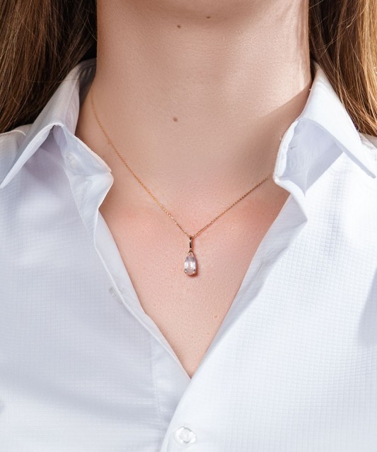 Gold pendant with green amethyst