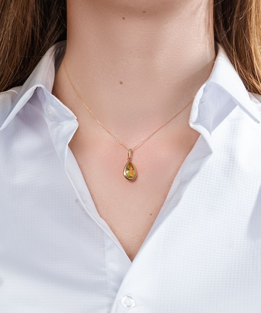 Gold pendant with green quartz