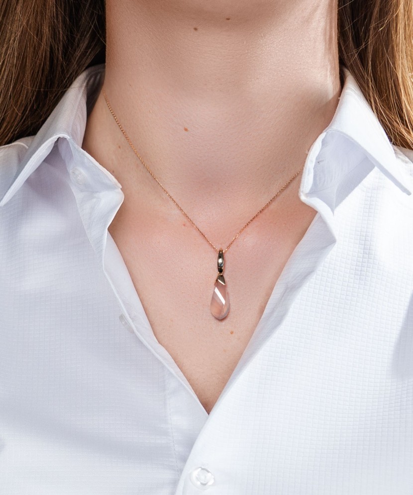 Kultainen riipus ruusukvartsilla