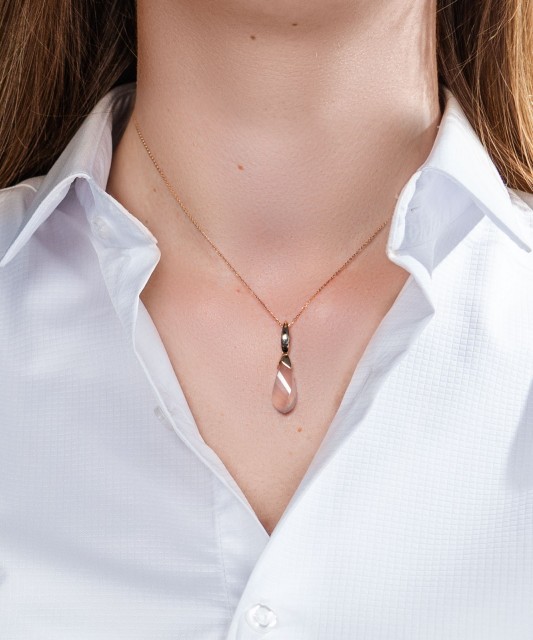 Gold pendant with rose quartz