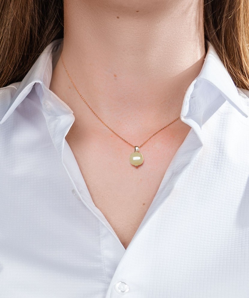 Gold pendant with amber