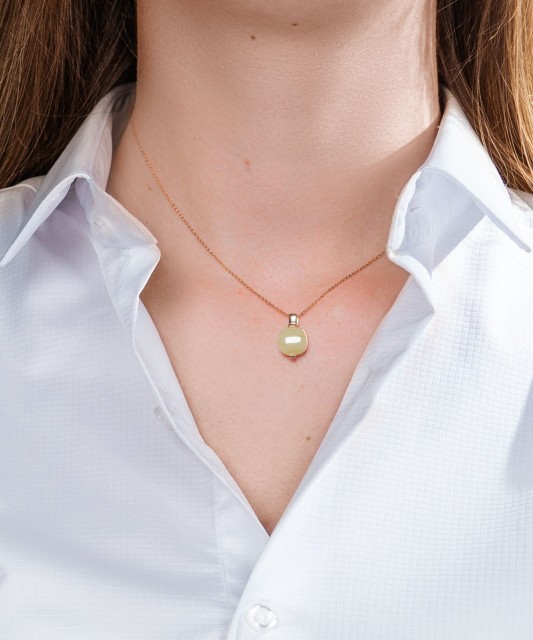 Gold pendant with amber