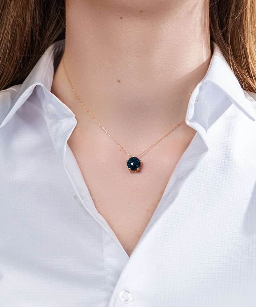 Gold pendant with london topaz