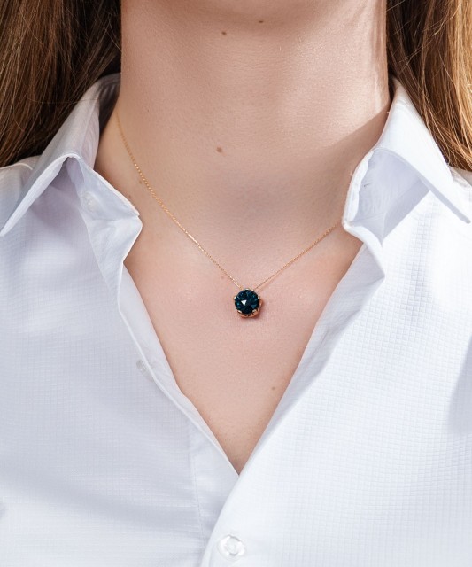Gold pendant with london topaz