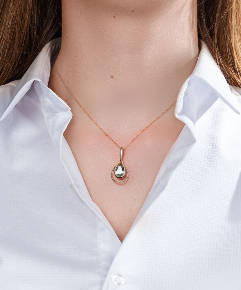 Gold pendant with green amethyst