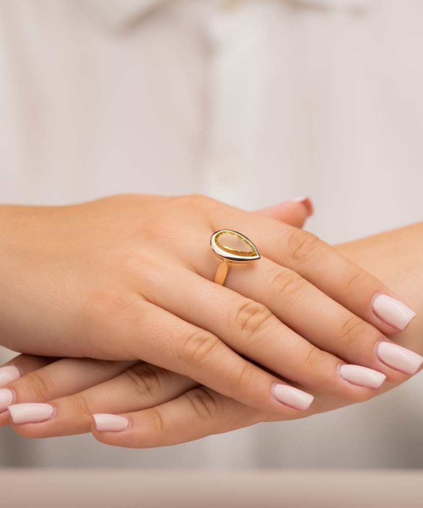 Gold ring with quartz