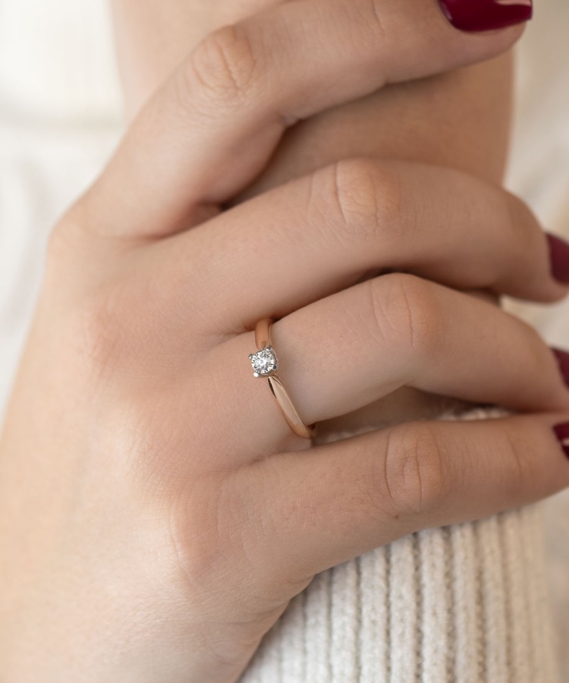 Gold ring with diamond