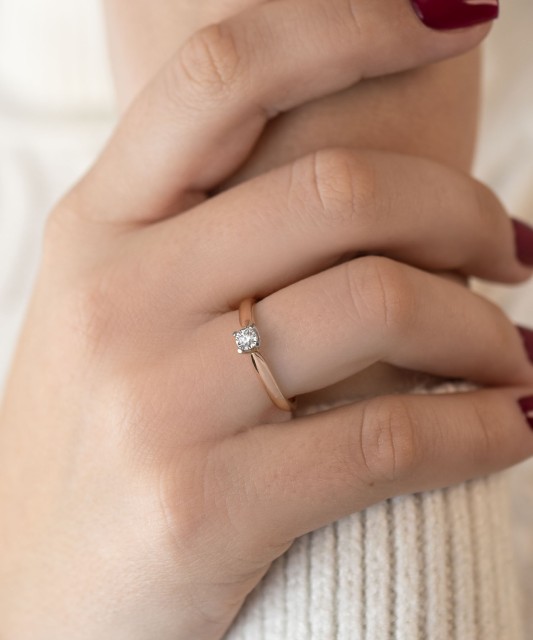 Gold ring with diamond