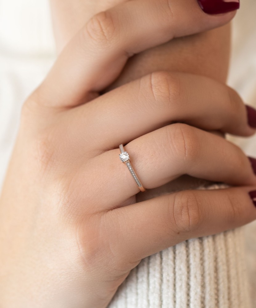 kultasormus timantilla