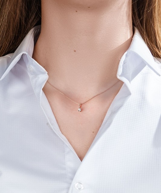 Kultainen riipus timanteilla