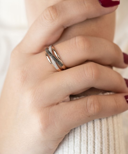 Kultasormus timanteilla