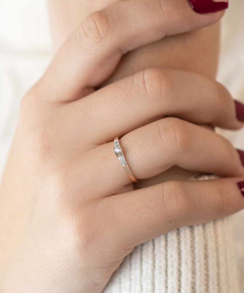 Valkokultainen sormus timanteilla