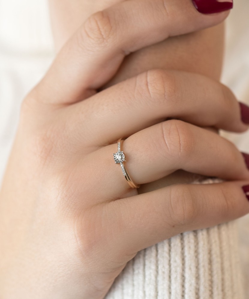 Kultasormus timanteilla