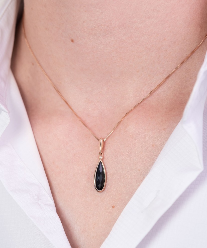 Gold pendant with diamond and agate